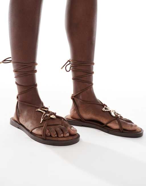 Bershka - Sandali bassi stringati marroni con dettaglio dorato