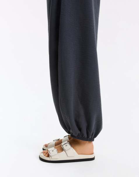 Bershka - Sandali beige bassi con fibbie - view 1