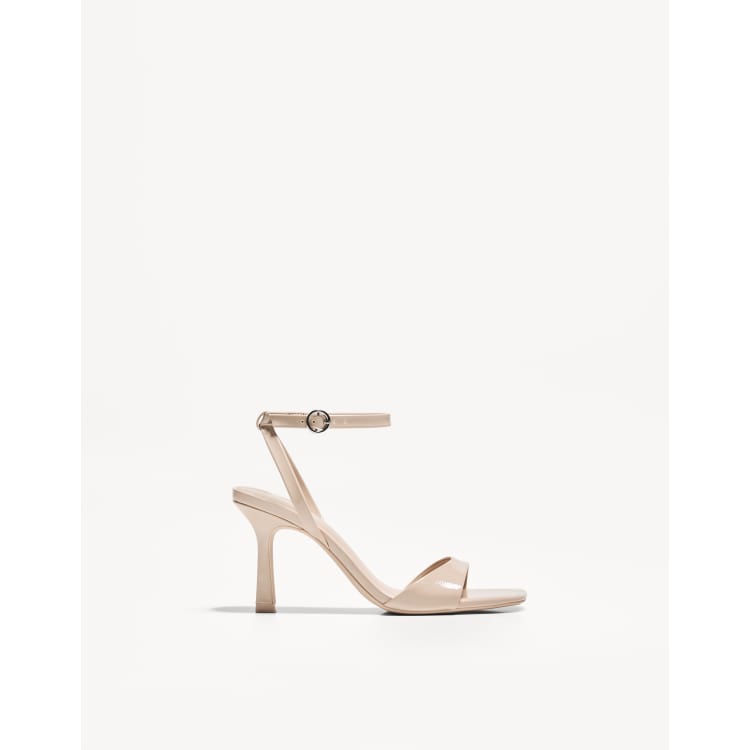 Bershka - Sandali beige con tacco e cinturino alla caviglia