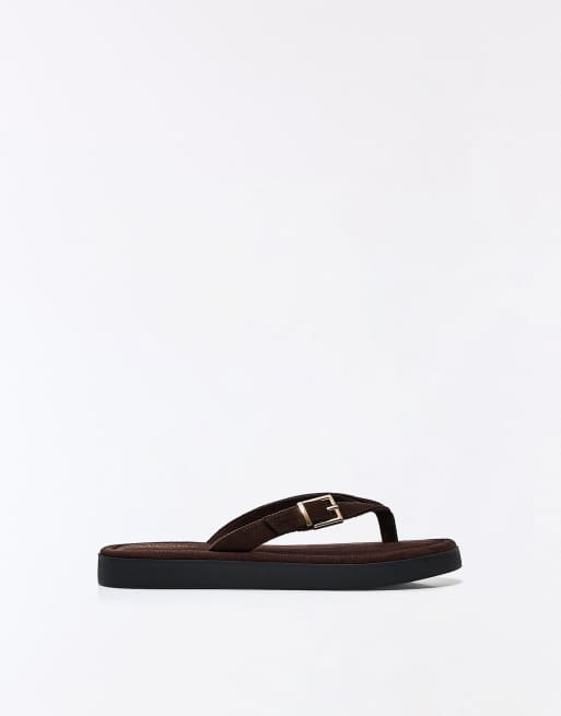 Bershka - Sandali infradito bassi marroni con fibbia, 2 di 4