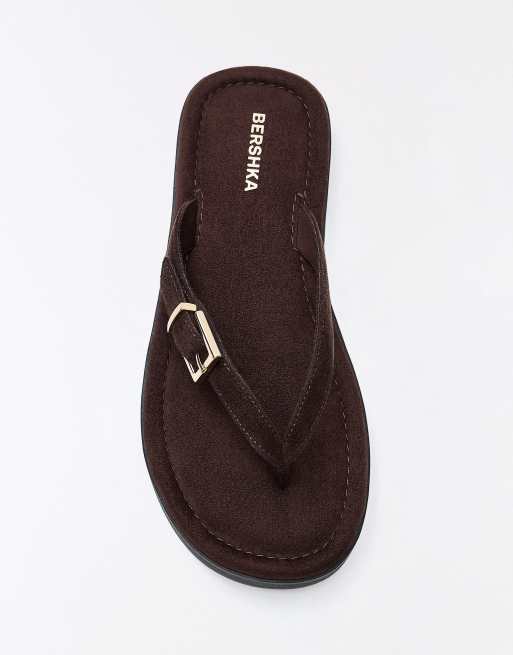 Bershka - Sandali infradito bassi marroni con fibbia, 3 di 4