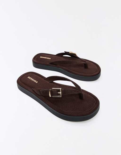 Bershka - Sandali infradito bassi marroni con fibbia, 4 di 4