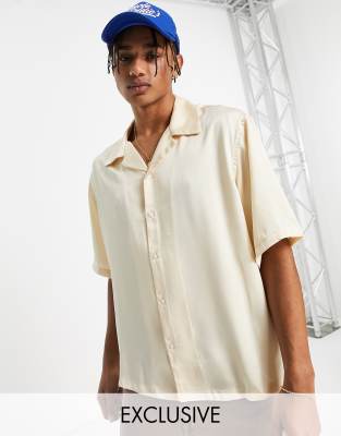 Bershka - Satijnen overhemd in champagnekleur, exclusief bij ASOS