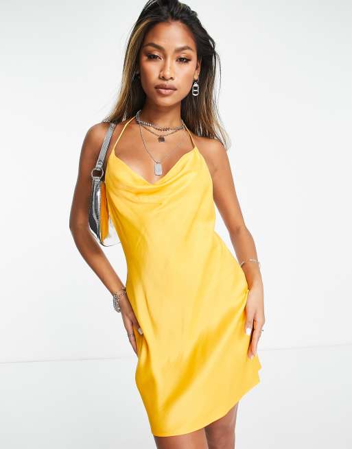 Bershka – Satin-Minikleid in Gelb mit Wasserfallausschnitt und gerafften Seiten