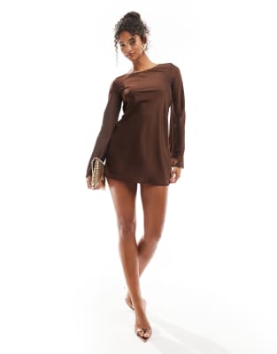 Bershka - Satin-Minikleid in Schokobraun mit gebundener Rückseite