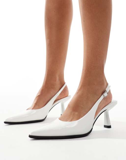 Bershka Scarpe con tacco a punta color ecru con cinturino posteriore ASOS