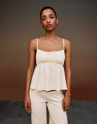 Bershka - Schimmerndes, rustikales Oberteil in Ecru-Weiß