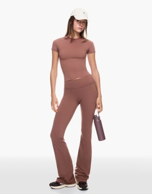 Bershka - Schlaghose aus Funktionsmaterial in Terrakotta-Orange
