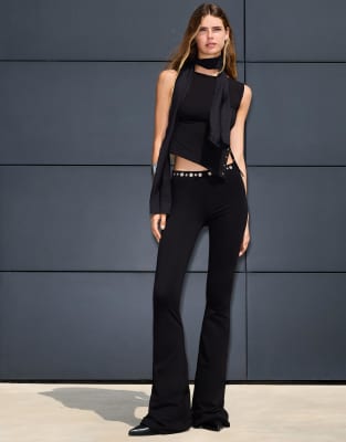 Bershka - Schlaghose in Schwarz mit Ösen-Detail an der Taille