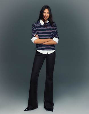 Bershka - Schlagjeans in Blau mit Schlitz-Marineblau