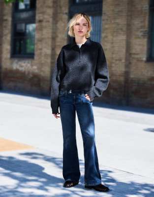 Bershka - Schlagjeans in Denimblau mit bestickten Taschen