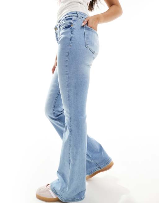 Bershka – Schlagjeans in hellblauer Waschung mit hohem Bund, 4 von 5
