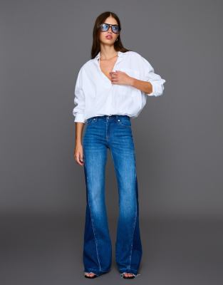 Bershka - Schlagjeans in Mittelblau mit Kontrastdesign