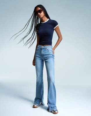 Bershka - Schlagjeans in Mittelblau mit Schlitz