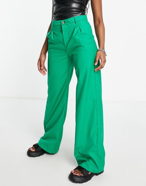 Bershka – Schmal geschnittene Hose in Grün mit weitem Bein