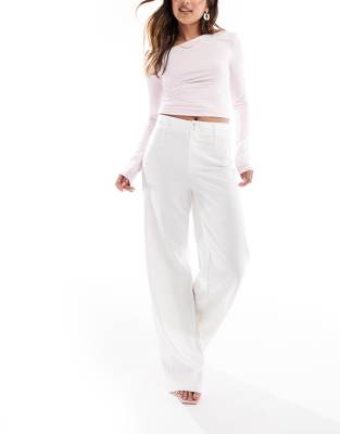 Bershka - Schmal geschnittene Hose in Weiß mit weitem Bein