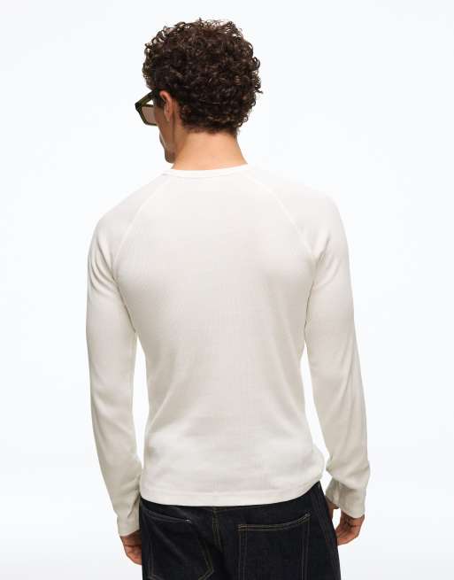 Bershka schmal geschnittenes, geripptes Langarm-T-Shirt in Weiß, 6 von 7