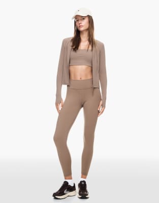 Bershka - Schnell trocknende und atmungsaktive Leggings in Kamelbraun-Neutral