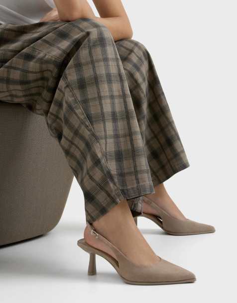 Bershka – Schuhe in Beige mit Fersenriemchen und Kitten-Absatz - view 1