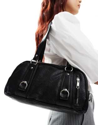 Bershka - Schultertasche aus Kunstleder in schwarzer Lackoptik mit Ringdetail