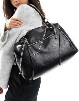 Bershka - Schultertasche aus Lackleder in Schwarz mit Kettendesign