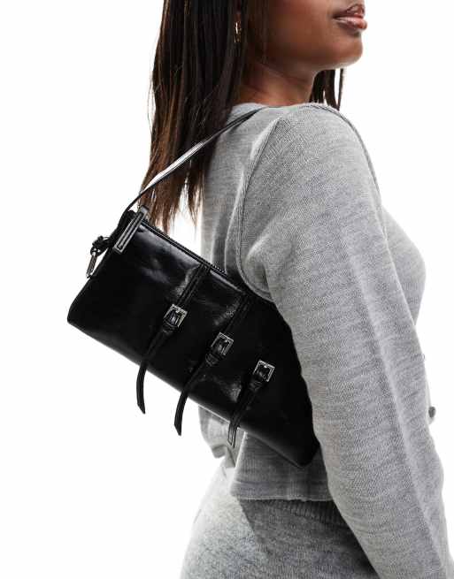 Bershka – Schultertasche in Schwarz mit Schnallen-Design und Lackoptik