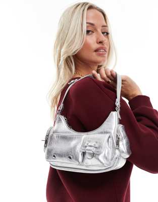 Bershka - Schultertasche in Silber mit Schnallendetail