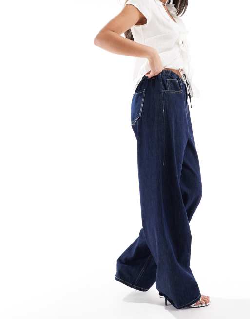 Bershka – Ściągane na sznurek jeansy z szerokimi nogawkami w kolorze indygo z efektem sprania