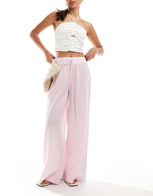 Bershka - Seersucker broek met striktaille en wijde pijpen in wit en roze gestreept