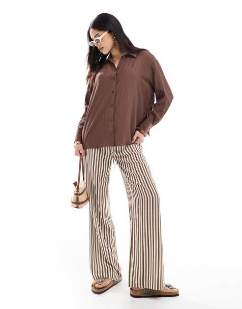 Bershka – Set in Braun mit Knitterstruktur, aus weit geschnittener Hose und Hemdbluse mit gebundener Rückseite - view 1