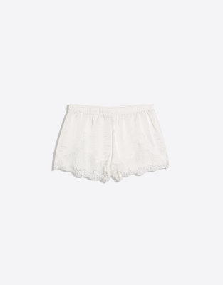Bershka - Shorts aus Satin in Weiß mit Spitzenbesatz