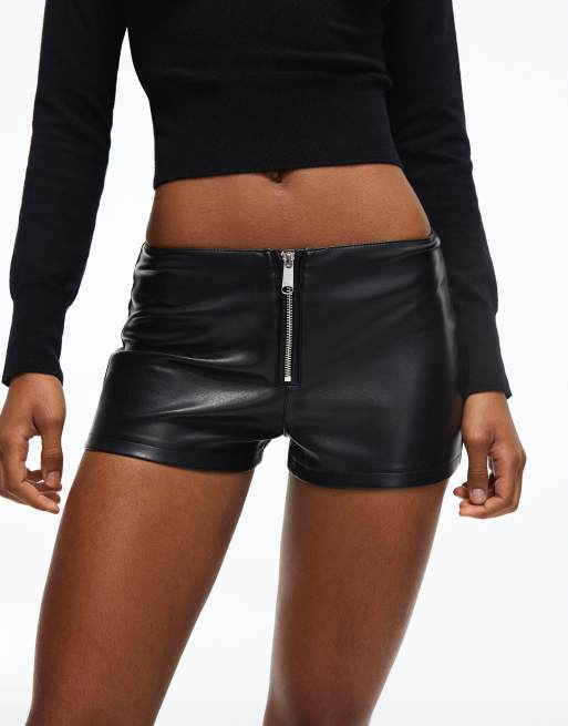 Bershka shorts i læderlook med lynlås foran i sort, 2 af 5