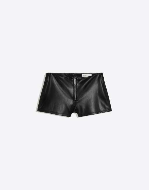 Bershka shorts i læderlook med lynlås foran i sort, 5 af 5