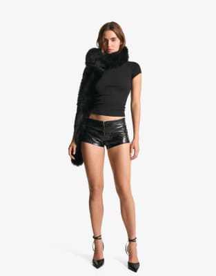 Bershka - Shorts in Metallic-Lederoptik in Schwarz