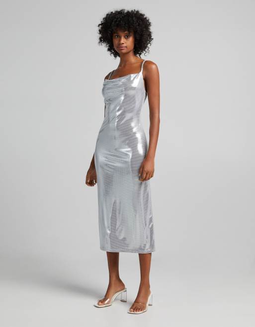 Bershka – Silverfärgad slipklänning med draperad ringning 