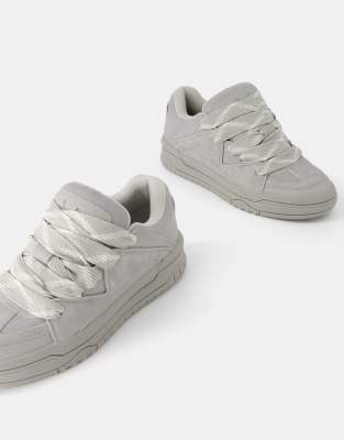 Bershka – Skater-Sneaker in Grau mit dicker Sohle - view 1