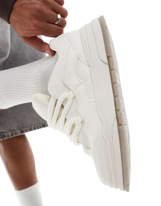 Bershka Skater sneakers met dikke zool in wit ASOS