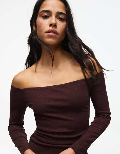 Bershka skimrande miniklänning med bardot-ringning i burgundy, 4 av 5