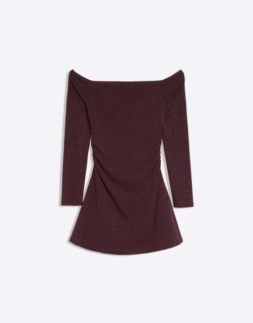 Bershka skimrande miniklänning med bardot-ringning i burgundy, 5 av 5