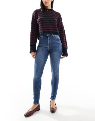 Bershka - Skinny-Jeans in dunkelblauer Waschung mit hoher Taille