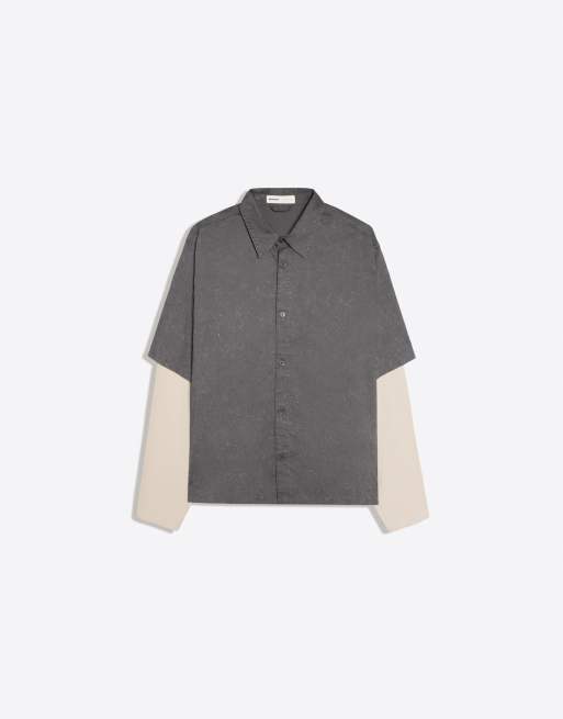Bershka skjorte med print og dobbelte ærmer i mørkegrå, 5 af 6