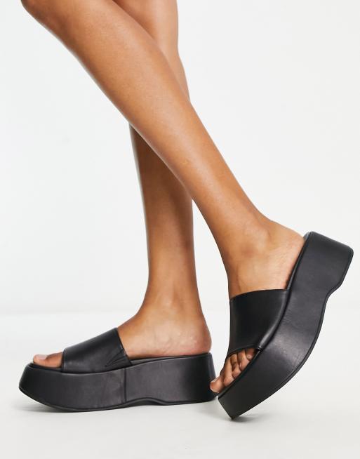 Bershka – Slider-Sandalen in Schwarz mit flacher Plateausohle