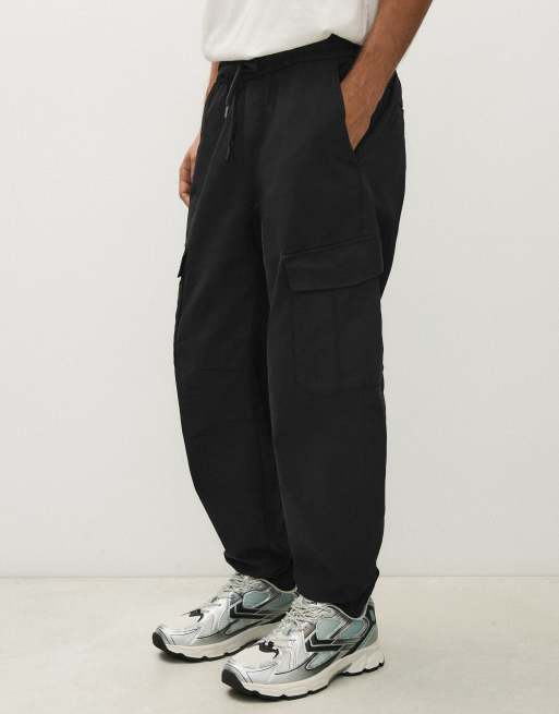 Bershka Slim fit cargo joggers in black, 2 of 5