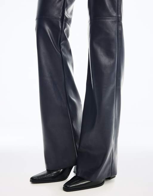 Bershka Slim Fit Hose in Denimblau mit Lederoptik, 2 von 5