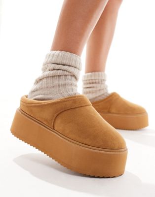 slip on cosy platform boots in tan 