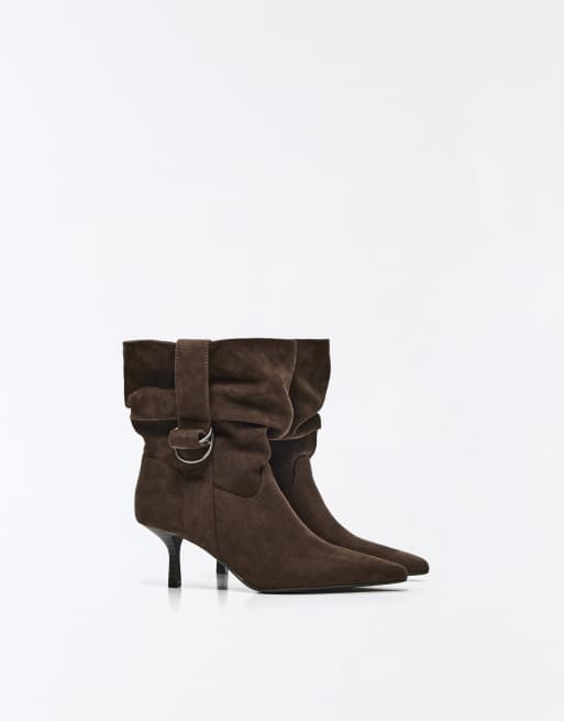 Bershka slouchy ankelboots med spänne och klack i beige, 2 av 5