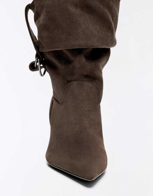 Bershka Slouchy Ankle-Boots mit Schnallendetail am Absatz in Dunkelbraun, 6 von 7