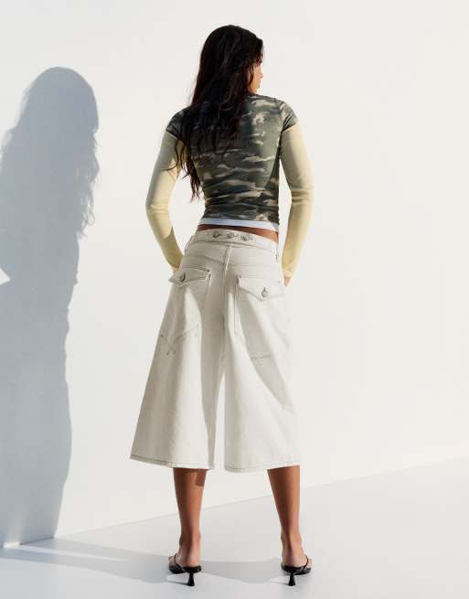 Bershka Slouchy denim bermuda shorts in white, 3 of 5