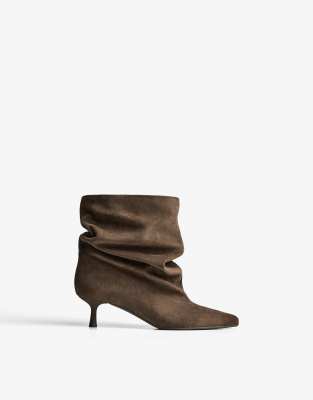 Bershka Slouchy kitten heel ankle boots in tan-Brown