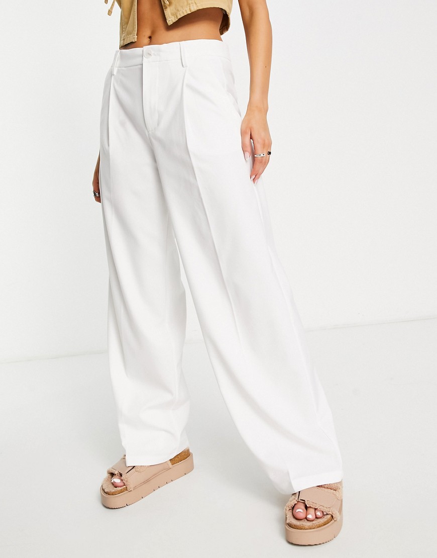 Bershka slouchy low waist tailored pants in white
